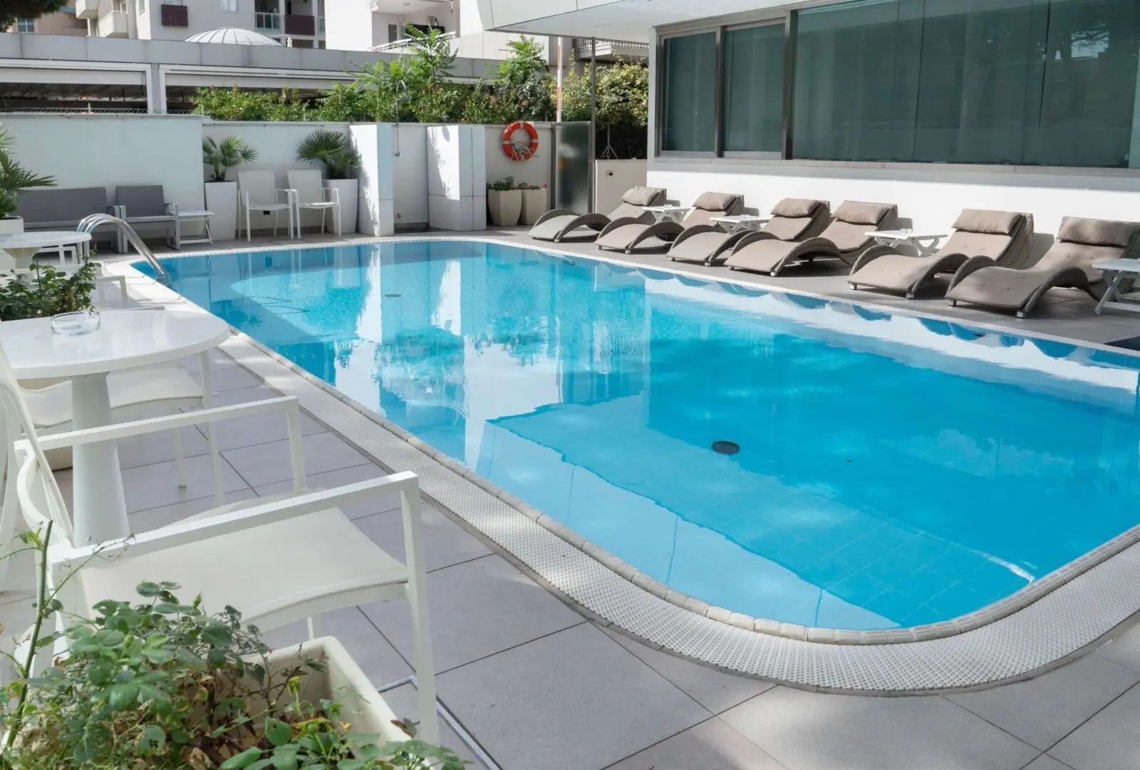 Solarium e piscina