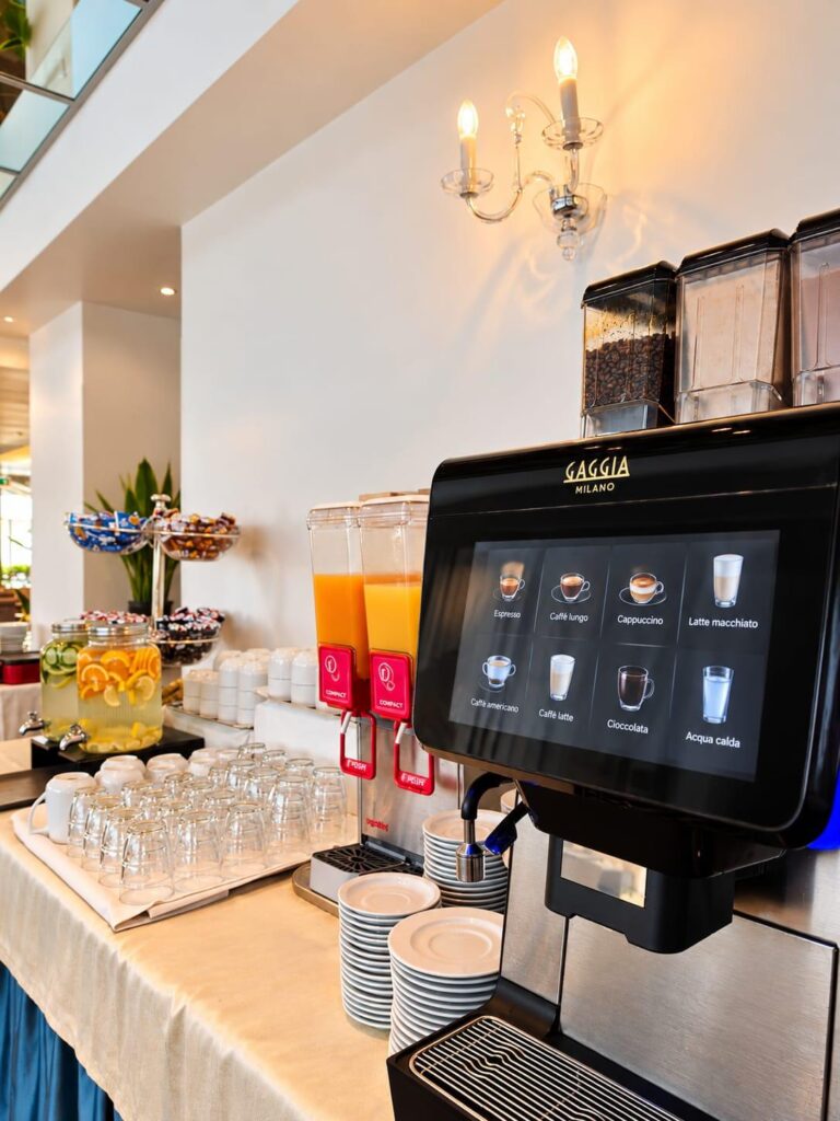 Macchina da caffè e area bevande della colazione del Club House Hotel