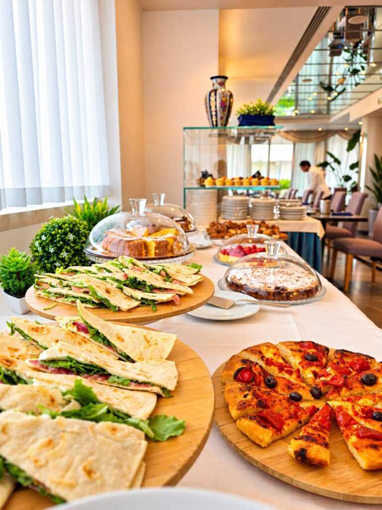 Buffet salato con piadine, focacce e torte nella sala colazioni del Club House Hotel