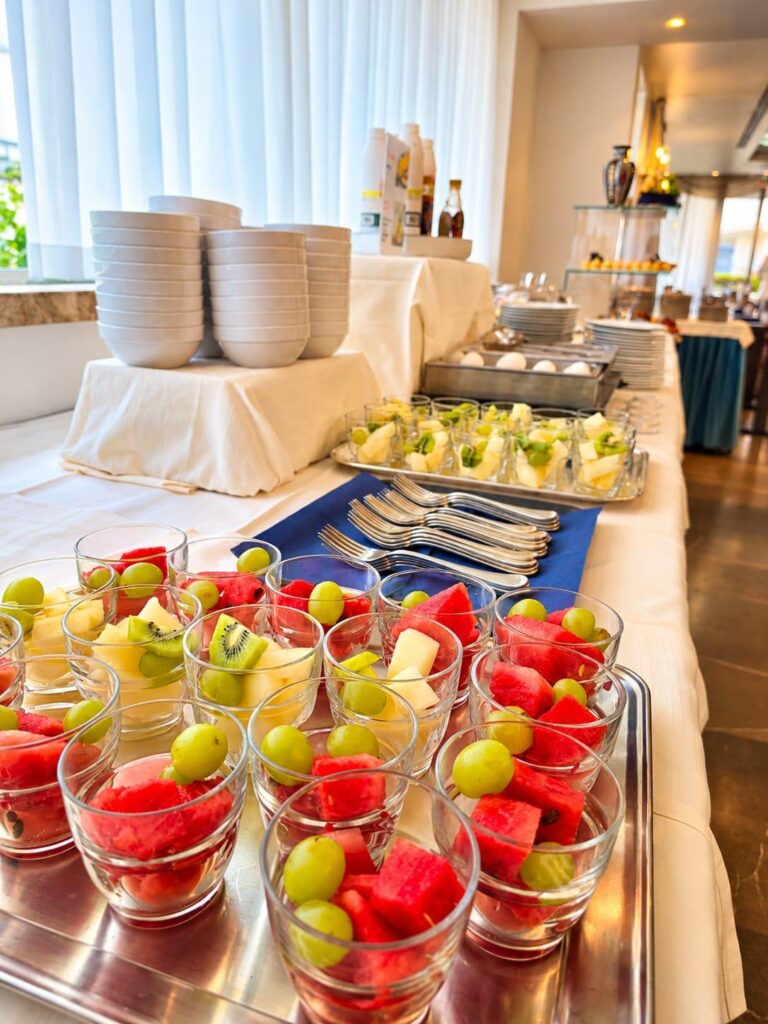 Bicchieri di frutta fresca preparati per la colazione al Club House Hotel