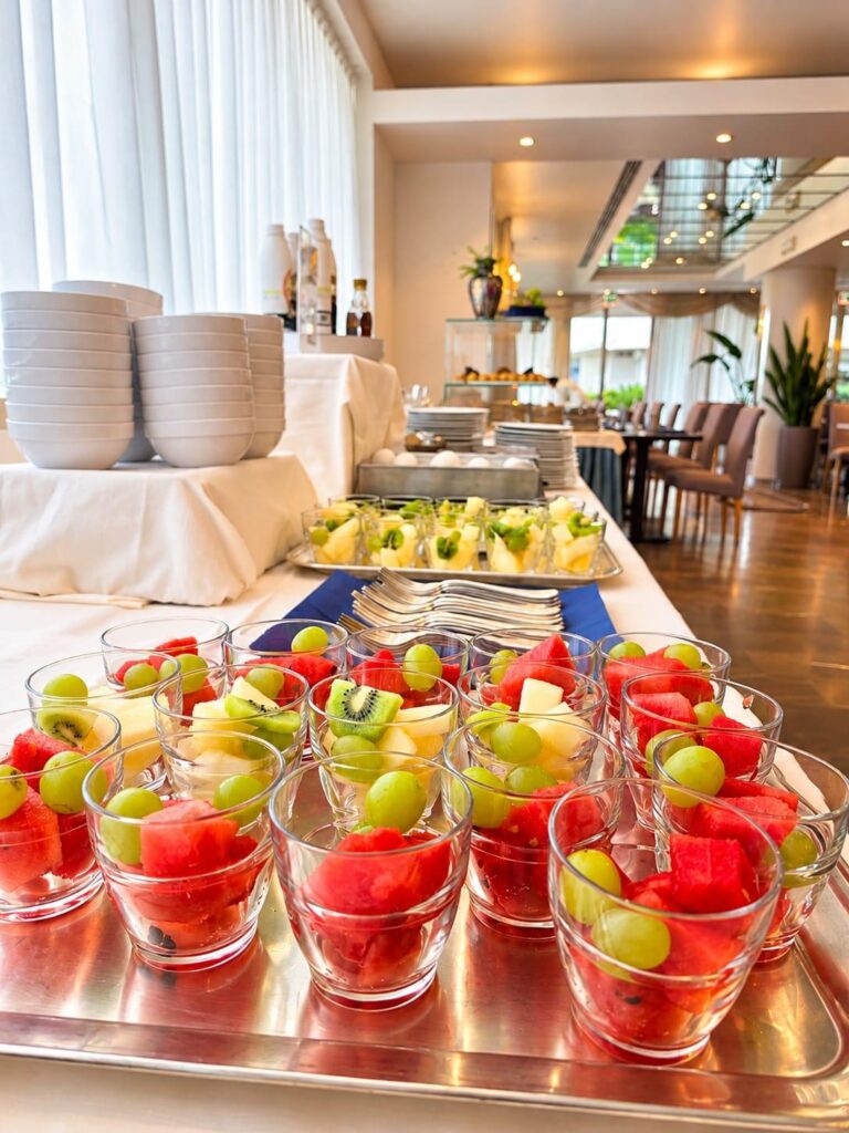 Buffet della colazione con frutta fresca in bicchieri al Club House Hotel