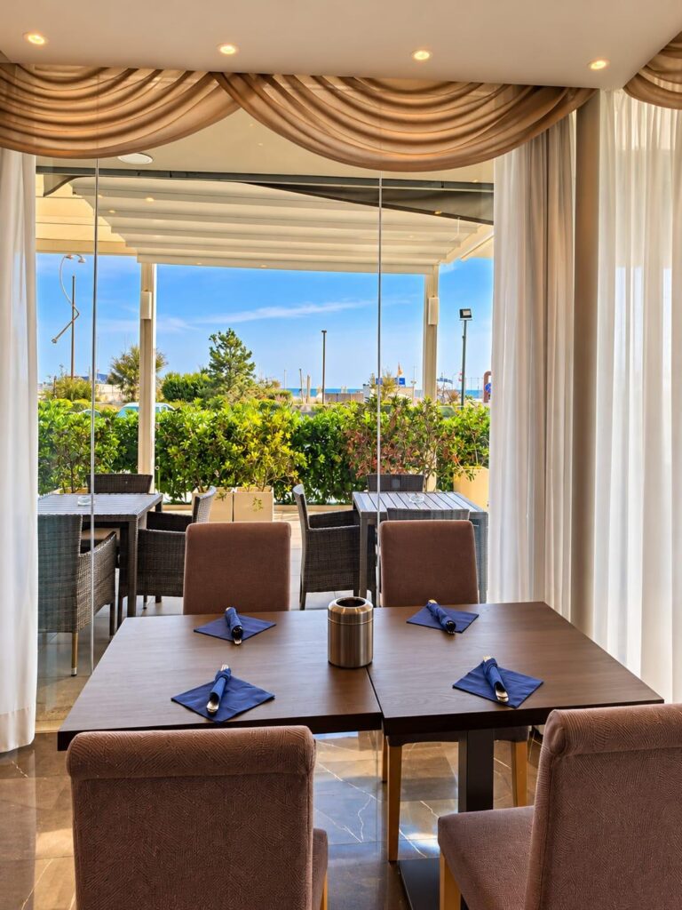 Tavolo della sala colazioni con vista verso il mare al Club House Hotel